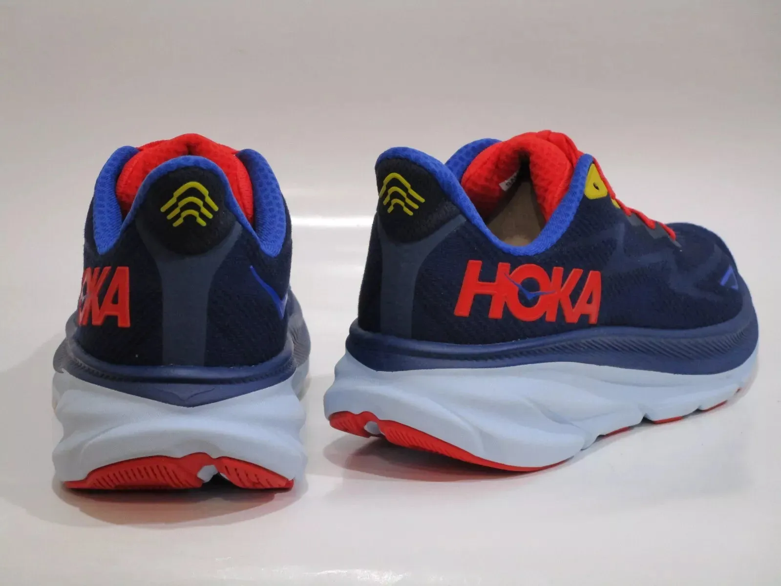 HOKA CLIFTON 9. EXTRA CUSHIONING